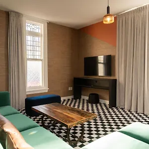 5* Hostal Haka House